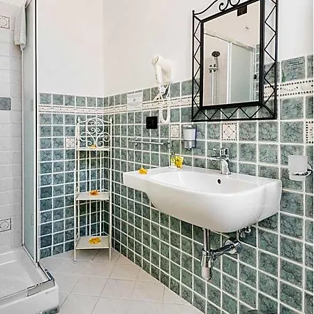 Lavinia Bed and Breakfast 4*